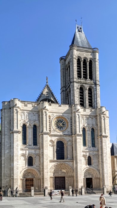 La basilique-cathédrale de Saint-Denis telle qu’on peut la voir en 2021. Photo © François Collombet